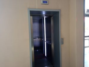 Лифт с поручнями